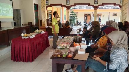 Pelatihan Pemberian Makanan Tambahan berbasis Pangan Lokal Bagi Ibu Hamil KEK dan Balita Gizi Kurang